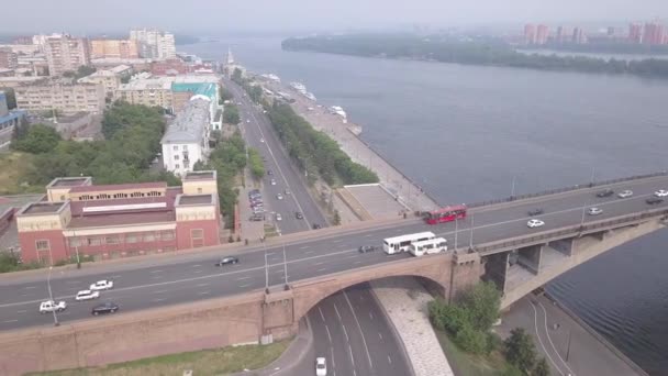 Divadelní náměstí. Společenský most. Panorama města Krasnojarska. Rusko. 4K — Stock video