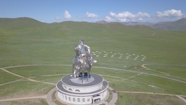 Estátua equestre de Genghis Khan em tempo ensolarado. Mongólia, Ulaanbaatar. 4K — Vídeo de Stock