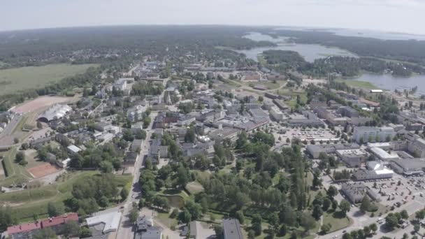 Гаміна, Фінляндія. Загальний вигляд центру міста з повітря в ясну погоду. 4K — стокове відео