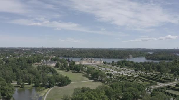 Stockholm, İsveç. Drottningholm. Drottningholms Slott. Çin pavyonu, tiyatrosu ve bahçeleri olan iyi korunmuş bir kraliyet konutu. 4K — Stok video