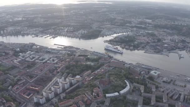Gotemburgo, Suecia. StenaLine ferry pasa a lo largo del río. Panorama de la ciudad y el río Goeta Elv. 4K — Vídeos de Stock