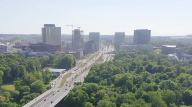 Dolly zoom. Lüksemburg, John F. Kennedy Bulvarı, modern gökdelenleri olan bir yer. Ruj lekesi