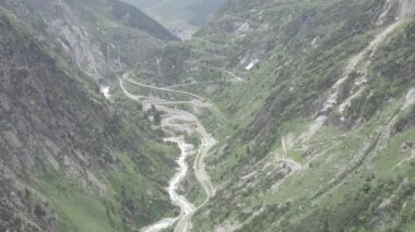 Zürih, İsviçre. Gökyüzünden şehrin panoraması. Zürih Gölü manzarası. Limmat Nehri Sona Eriş Alanı. 4K