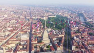 Torino, İtalya. Şehrin üzerinde uçuş. Köstebek Antonelliana. 121 metre yüksekliğinde kubbesi ve kubbesi olan bir 19. yüzyıl binası. 4K