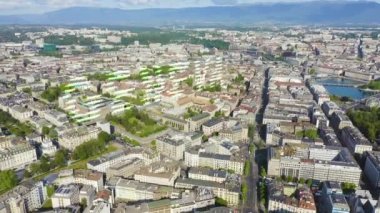 Cenevre, İsviçre. Sabah saatlerinde şehrin merkez kısmının üzerinde uçuyorlar. 4K