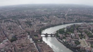 Verona, İtalya. Tarihi şehir merkezinin üzerinde uçuyor. Castelvecchio Castello Scaligero, yaz mevsimi. 4K