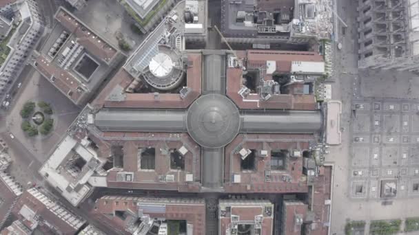 Milan, İtalya. Victor Emanuel 'in galerisi. 1865-1877 yılları arasında inşa edilmiş. Şehrin havadan manzaralı çatıları. 4K — Stok video