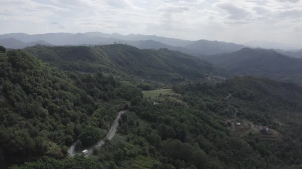 İtalya. La Spezia ili. Dağlık arazide. Yukarıdan bak. 4K — Stok video