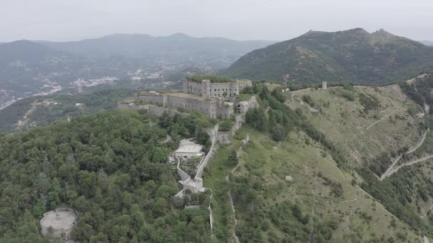 Genua, Włochy. Forte Sperone jest kluczowym punktem XIX-wiecznych fortyfikacji Genui i znajduje się na szczycie Mura Nuove. Widok na Genuę. 4K — Wideo stockowe