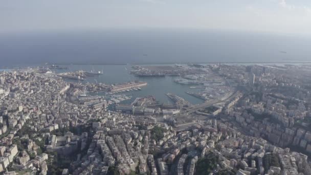 Genua, Włochy. Centralna część miasta, widok z powietrza. Statki w porcie. 4K — Wideo stockowe
