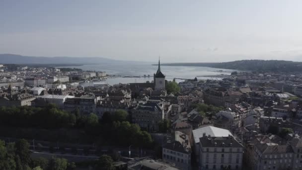 Genève, Schweiz. Flyg över staden. Genèvekatedralen. 4K — Stockvideo