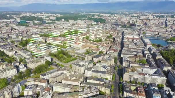 Женева, Швейцарія. Літаючи над центральною частиною міста в ранкові години. 4K — стокове відео