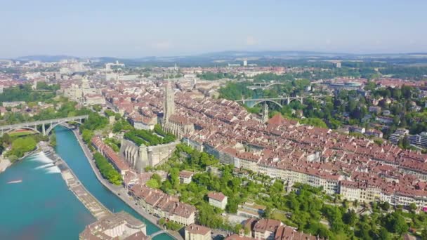 Bern, Zwitserland. Historisch centrum, algemeen uitzicht, Zijn rivier. 4K — Stockvideo