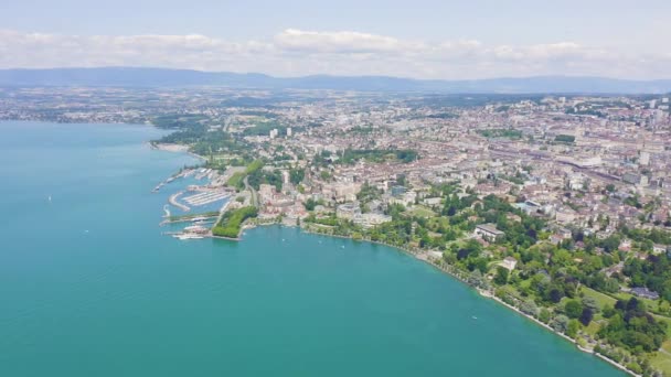 Lausanne, Zwitserland. Vlucht over het centrale deel van de stad. De kust van het Meer van Genève. 4K — Stockvideo