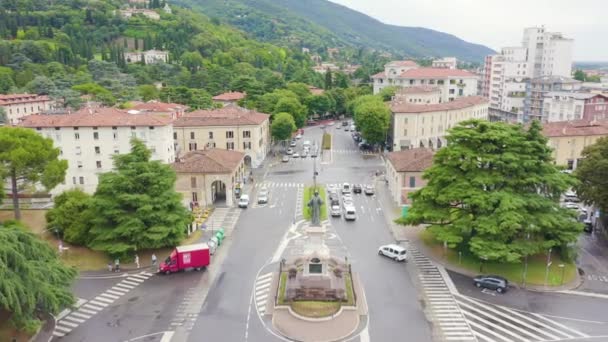 Dolly zoom. Brescia, Italia. Monumento a Arnaldo da Brescia. Plaza Arnaldo — Vídeos de Stock