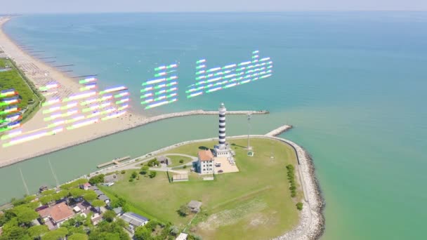 Italien, Jesolo. Ljushuset Faro di Piave Vecchia. Lido di Jesolo, är badplatsen i staden Jesolo i provinsen Venedig. 4K — Stockvideo