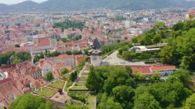 Graz, Avusturya. Graz 'daki saat kulesi. Tarihi şehir merkezi hava manzarası. Schlossberg Dağı (Castle Hill). 4K