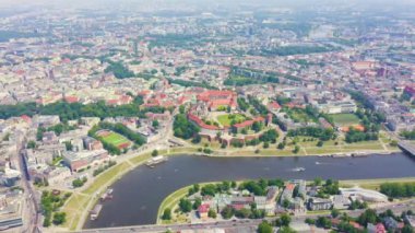 Dolly zoom. Krakow, Polonya. Wawel Kalesi. Vistula Nehri 'ndeki gemiler. Tarihi merkezin görüntüsü