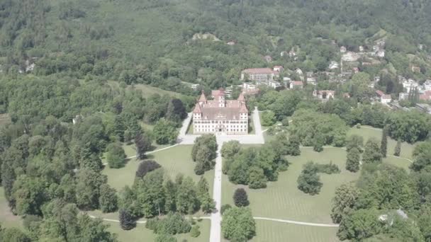 Graz, Rakousko. Eggenberský palác (Schloss Eggenberg) - největší aristokratická rezidence ve Štýrsku je zapsána na seznamu světového dědictví. Stavba byla dokončena v roce1646. 4K — Stock video