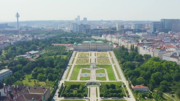 Dolly zoomen. Wenen, Oostenrijk. Belvedere is een barokke paleiscomplex in Wenen. Gebouwd door Lucas von Hildebrandt aan het begin van de 18e eeuw — Stockvideo