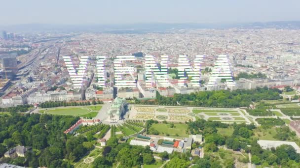 Viyana, Avusturya. Belvedere Viyana 'da bir barok saray kompleksi. Lucas von Hildebrandt tarafından 18. yüzyılın başında inşa edilmiştir. 4K — Stok video