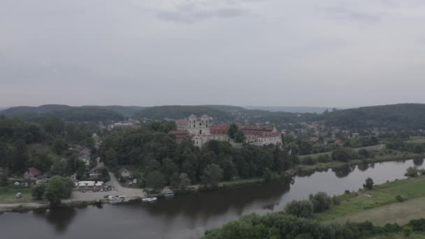 Κρακοβία, Πολωνία. Βενεδικτίνη Μονή (Tynets) στον ποταμό Βιστούλα. Το μοναστήρι των Βενεδικτίνων ιδρύθηκε το 1044. 4K — Αρχείο Βίντεο