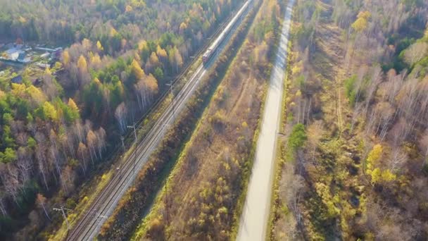 Rússia, Ural, Ecaterimburgo. Rio escuro em um contexto de floresta de outono. Ferrovia Electrificada. Auto-estrada. Luz do pôr-do-sol. 4K — Vídeo de Stock