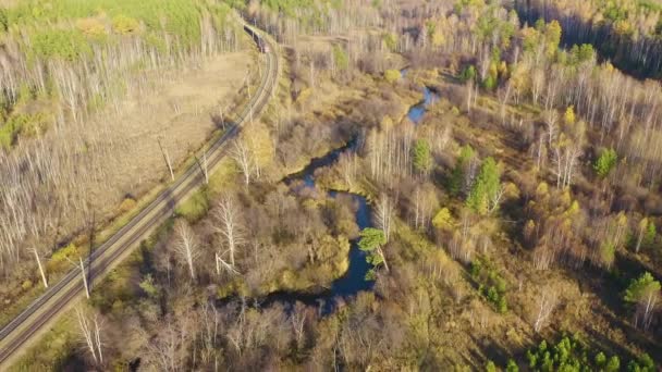 Ekaterinburg, Russi. Tren con locomotoras eléctricas RZD (Ferrocarriles de Rusia). Tanques para el transporte de combustibles y lubricantes sobre un fondo de bosque de otoño. Puesta de sol. 4K — Vídeo de stock