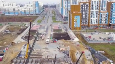 Dolly zoom. Ekaterinburg, Rusya. Nehir üzerinde bir köprü inşaatı. Yeni İnşaat Alanı - Akademicheskiy (Akademik)