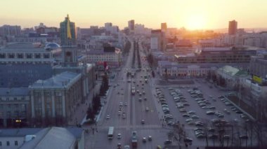 Dolly zoom. Yekaterinburg, Rusya - 23 Mart 2020: Şehir merkezi arka planda. Şehir yönetimi (City Hall), Central Square. Baharın başında. Gün batımı zamanı. Video