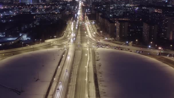 Ekaterinburg, Rusia. Encrucijada en los anillos de forma. Intercambio por la noche. Tráfico activo. 4K — Vídeos de Stock