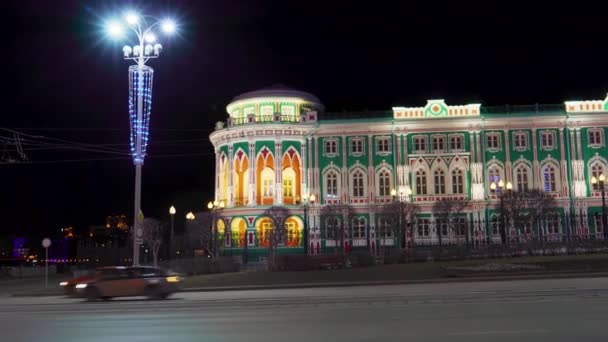 Ekaterinburg, Rússia. Casa de Sevastyanov e A rua central da cidade é Lenin Prospect. Cidade noturna no início da primavera. 4K — Vídeo de Stock
