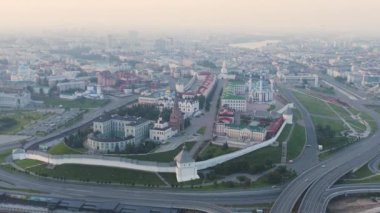 Kazan, Rusya. Sabahın erken saatlerinde Kazan Kremlin 'in hava görüntüsü. Kazanka nehri seti. 4K
