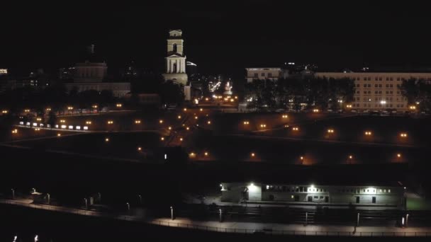 Perm, Ryssland. Kama flodvallen i staden Perm. Nattstad, flygutsikt. 4K — Stockvideo