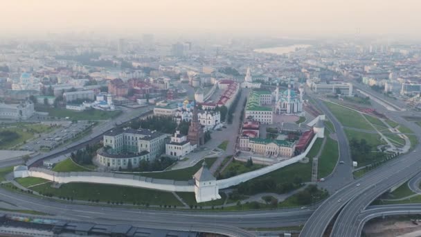 Kazan, Ryssland. Flygfoto över Kazan Kreml tidigt på morgonen. Kazankaflodens vall. 4K — Stockvideo