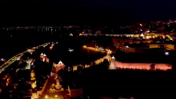 Nizjnij Novgorod, Ryssland. Flygfoto över Kremls murar i Nizhny Novgorod. Nattetid. 4K — Stockvideo