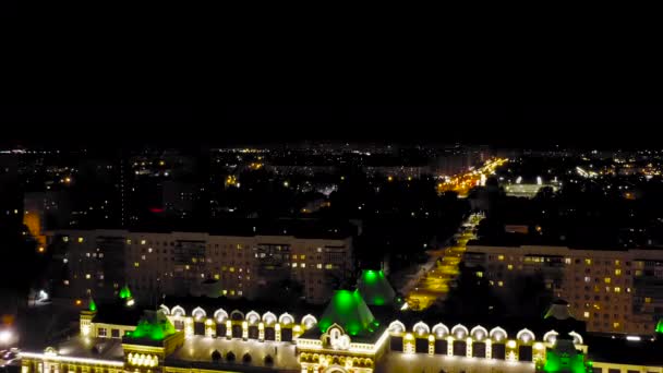 Nizhny Novgorod, Ρωσία. Αεροφωτογραφία τη νύχτα στο κτίριο της έκθεσης Nizhny Novgorod. Κτίριο του 19ου αιώνα. Κείμενο μπροστά από το κτίριο - Ρωσία είναι η ιστορία μου. 4K — Αρχείο Βίντεο