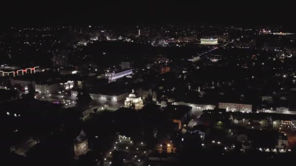 Russland, Wladimir. Nachtstadt aus der Luft. Goldenes Tor (Wladimir). 4K — Stockvideo