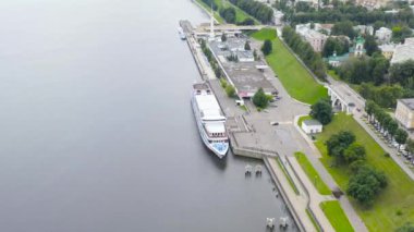 Rusya, Yaroslavl. Yolcu gemisi Mstislav Rostropovich Yaroslavl nehir istasyonunun iskelesinde. 4K