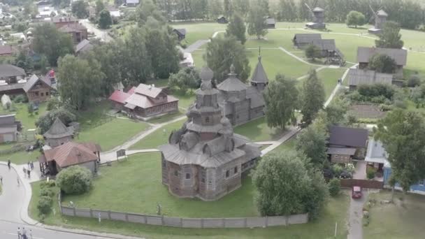 Suzdal, Russia. Volo. Chiesa della Trasfigurazione dal villaggio di Kozlyat'evo, trasportata a Suzdal - un monumento di architettura di legno della metà del XVIII secolo. 4K — Video Stock