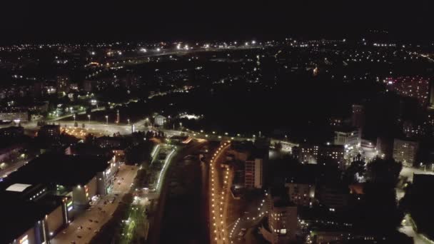 Ivanovo, Rusia. Vuelo nocturno sobre el centro de la ciudad de Ivanovo, terraplén del río Uvod. 4K — Vídeo de stock