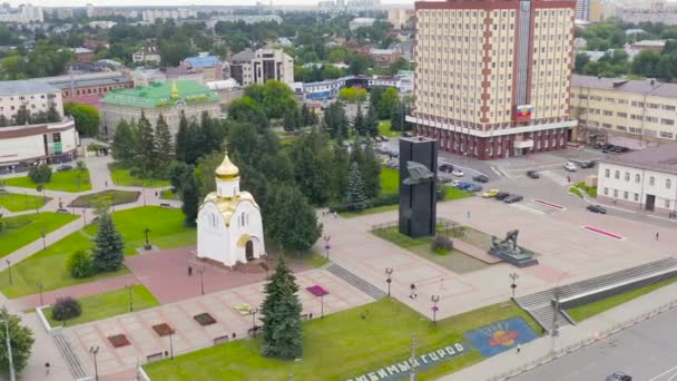 Ivanovo, Rusia. Vuelo sobre el centro de la ciudad. Plaza Revolución. Monumento a los combatientes de la Revolución de 1905. 4K — Vídeo de stock