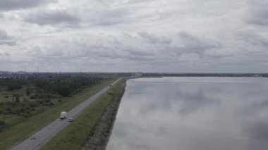 Rybinsk, Rusya. Rybinsk hidroelektrik santralinin hava görüntüsü. 4K