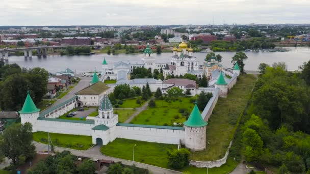 Rusia, Kostroma. Santísima Trinidad Monasterio Ipatievsky en Kostroma. 4K — Vídeo de stock