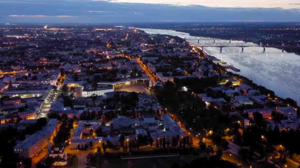 Yaroslavl, Rússia. Vista aérea do distrito central de Yaroslavl. Luzes da cidade depois do pôr-do-sol, crepúsculo. 4K — Vídeo de Stock