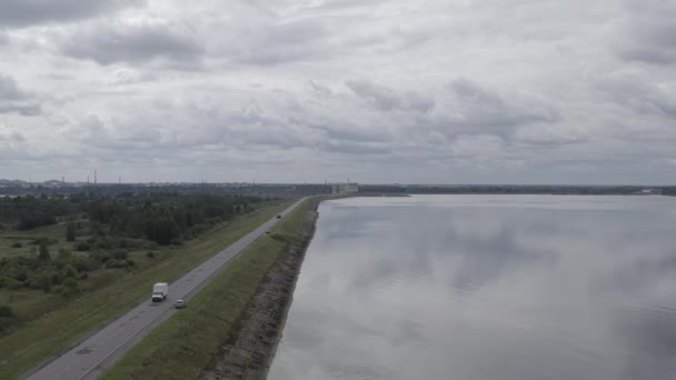 Rybinsk, Russland. Luftaufnahme des Wasserkraftwerks Rybinsk. 4K — Stockvideo