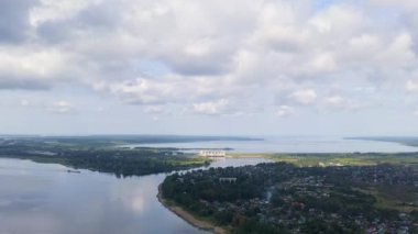 Rybinsk, Rusya. Volga Nehri, Rybinsk hidroelektrik santrali ufukta. 4K