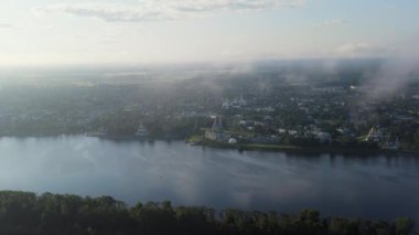 Uglich, Rusya. Havadan iğrenç bir şehir. Bulutlarda uçuyor. Volga Nehri. Sabah erkenden. 4K