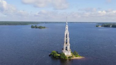 Kalyazin, Rusya. Kalyazin çan kulesi. Aziz Niklas Katedrali 'nin çan kulesi (su basmış çan kulesi olarak bilinir). 4K