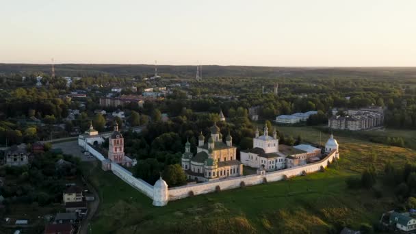 페레스라 술 잘 레스 키, 러시아. Dormition Goritsky Monastery 는 전 정교회 수도원이다. 지는 해의 빛 속에서. 4K — 비디오